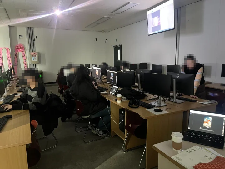 학생들이 학교 컴퓨터 실습실에서 캐럿AI를 처음 써 보는 모습, 동아방송예술대학교 AI 활용 사례