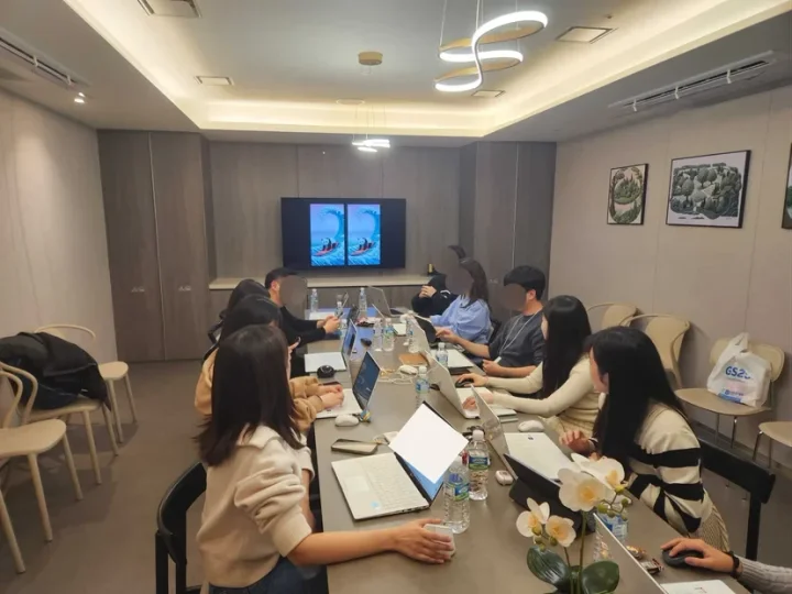 LG유플러스 마케팅팀이 AI 크리에이터에게 광고 제작 방법을 배우는 멘토링 현장