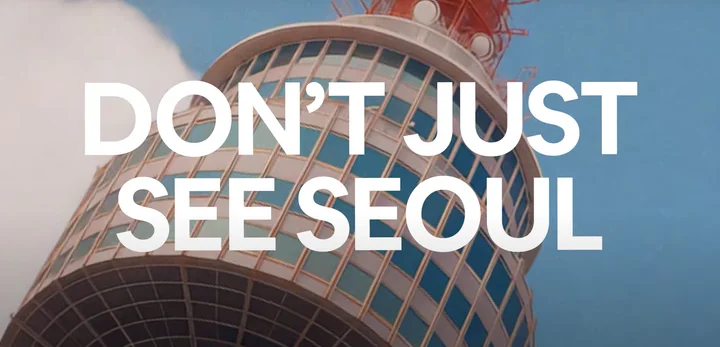 에어비앤비 서울 체험 광고에서 남산의 전망 타워를 올려다본 화면 위로 DON'T JUST SEE SEOUL 문구가 뜬 브랜드 스토리텔링 장면