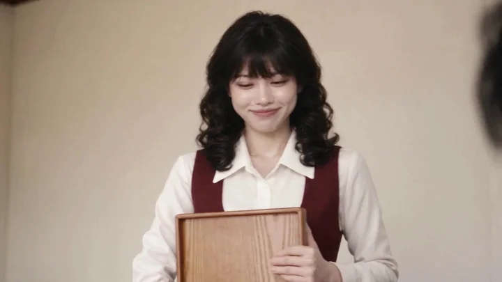 11번 컷. 대사 없이 여직원의 미소만 2.3초 동안 보여 줘요.