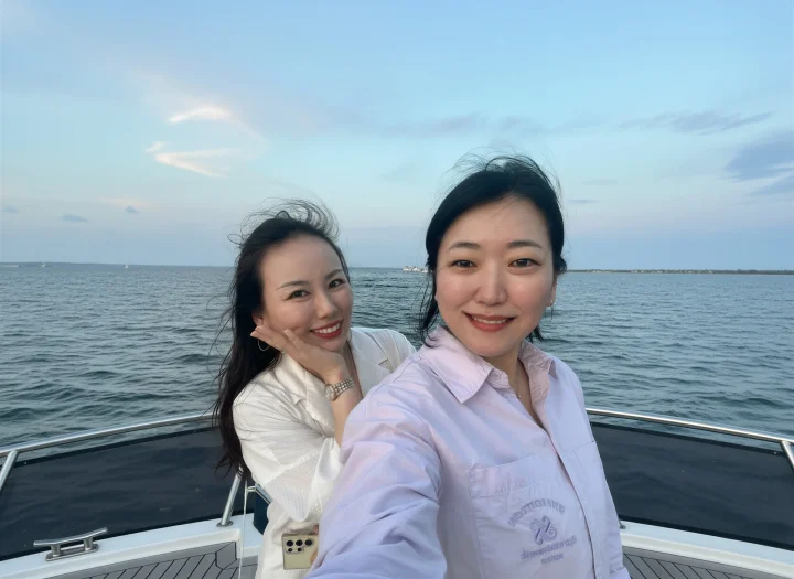 부산시 홍보전략기획팀 성민영 주무관(왼쪽)과 김진아 주무관(오른쪽)
